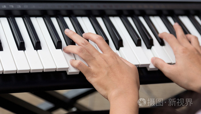 弹钢琴的手