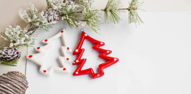 雪冷杉树枝和复制 sp 的圣诞树装饰品