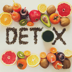 健康饮食观念。排毒 从绿茶与丰富多彩的果汁和水果。顶部视图