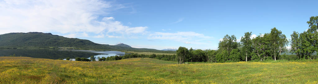 Kvaloya 和 Senja 群岛, 挪威, 山脉, 湖泊, 峡湾