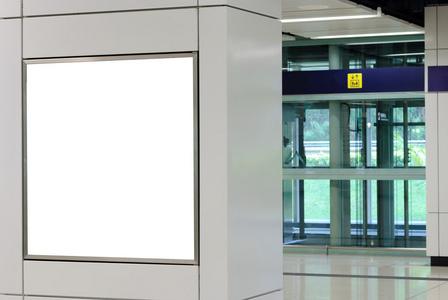 一个大的方形空白广告牌，现代白色墙壁与电梯ba