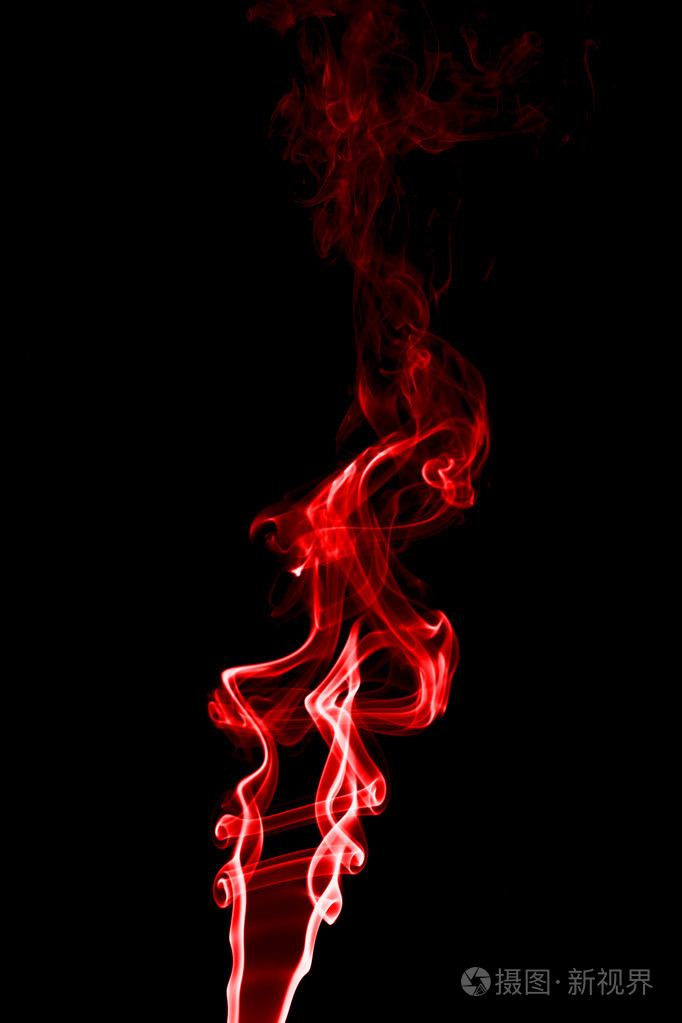 在黑色背景上的烟红