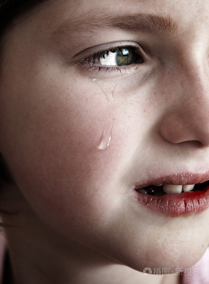 小女孩伤心流泪图片图片