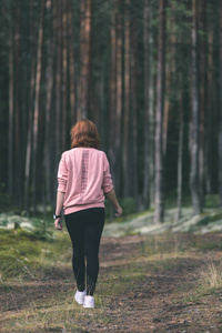 年轻女人享受自然在森林老式旧看