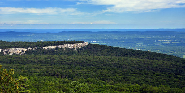 在 Minnewaska 国家公园保护区全景视图