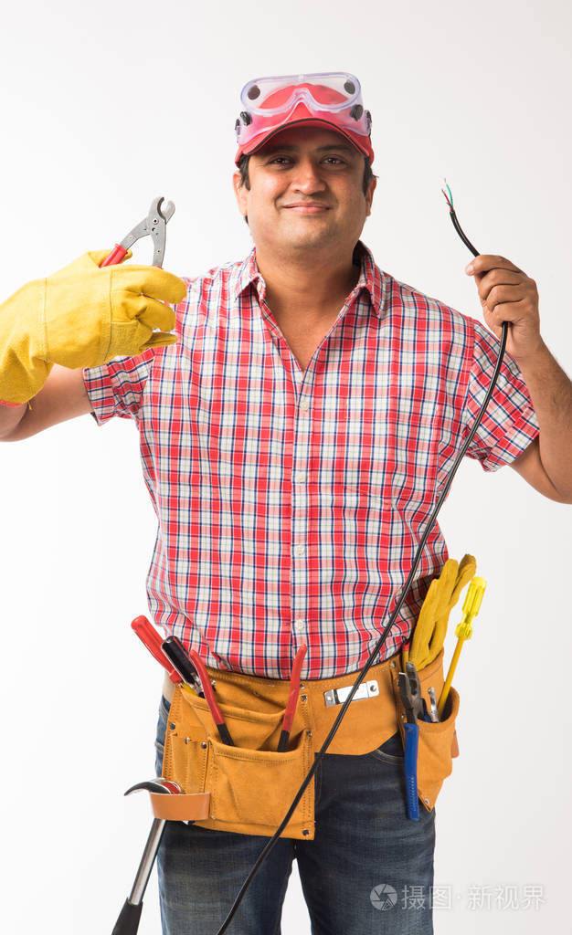 印度英俊的电工工程师在行动中, 站在白色背景隔离