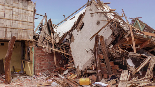 被地震摧毁的厄瓜多尔村屋图片