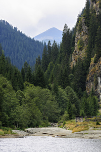 与罗马尼亚山区的 petrimanu 湖景观