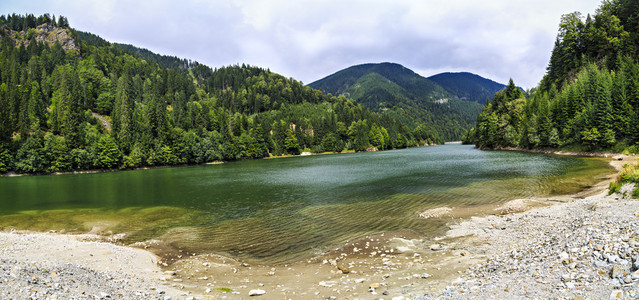 与罗马尼亚山区的 petrimanu 湖景观