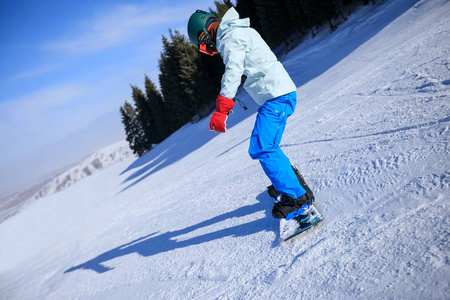 一个女人在冬天的山上滑雪