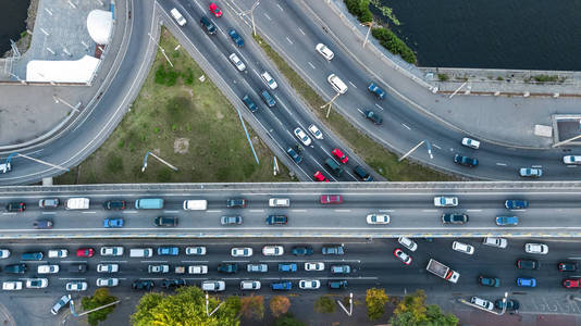 空中顶视图的路口，从汽车交通和果酱的车多，交通概念