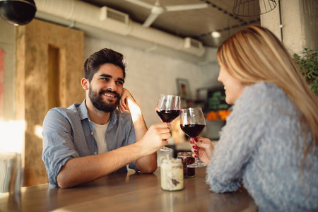 情侣节美丽的情侣在咖啡馆喝红酒, 浪漫的时刻