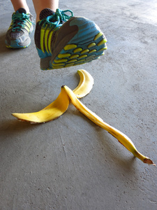 香蕉事故商人要踩到香蕉皮商人和香蕉皮水果和蔬菜做的一套运动-鳄梨