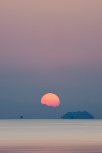 在南部泰国。，联合国聚焦图像的湖上的夕阳的天空