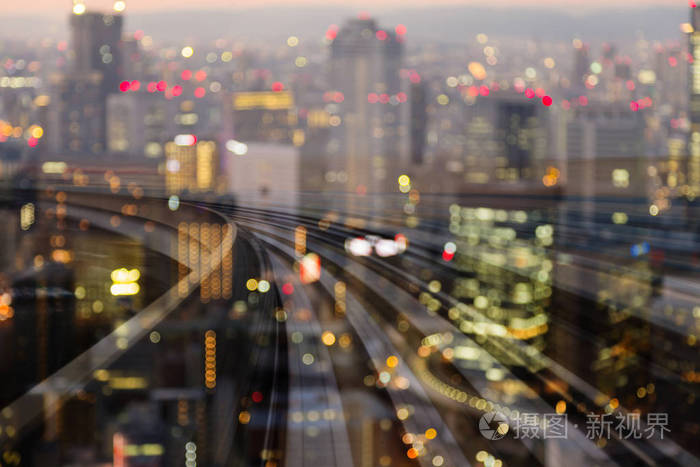 运动轨道在城市上空的移动模糊散景光, 抽象背景