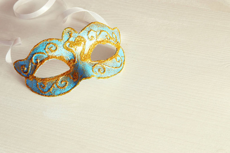 精致的蓝色典雅的威尼斯面具白色背景的形象照片