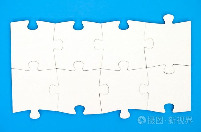 八块的拼图在蓝色背景