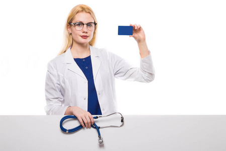 年轻女医生与空白海报持有名片在白色背景下隔离