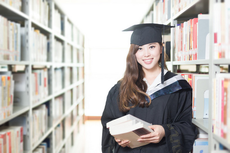 亚洲女学生在图书馆