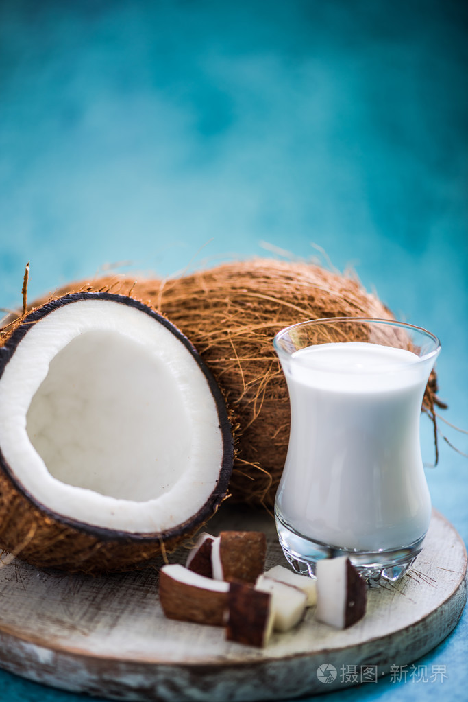 新鲜和健康的椰子牛奶