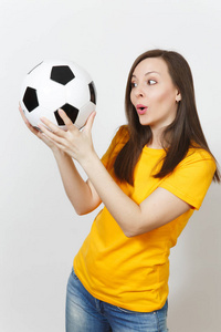 关闭漂亮的欧洲年轻的微笑快乐的女人, 足球球迷或球员在黄色制服举行足球孤立的白色背景。运动, 踢足球, 健康, 健康的生活方式概