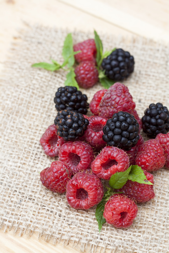 鲜甜红覆盆子蓝莓和薄荷在轻木制