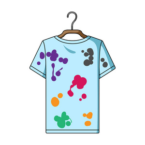 的脚手里握着的脏兮兮的衬衫装着脏衣服的篮子一个漂亮的中东小女孩