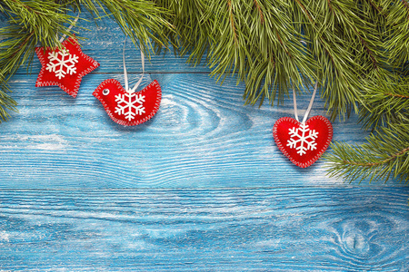 圣诞节背景与冷杉分支和红色装饰在蓝色