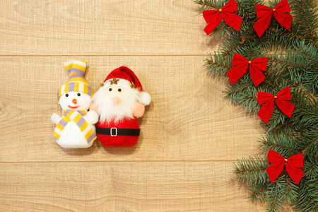 新年圣诞树与红色弓, 圣诞老人和雪人玩具在木背景模板