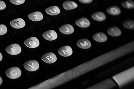 与上一台旧打字机字母键