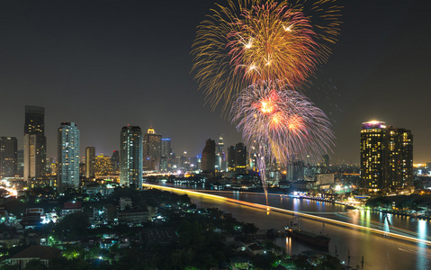 与城市景观河夜景看烟花