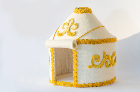 蒙古背景在白色背景上的蒙古包照片