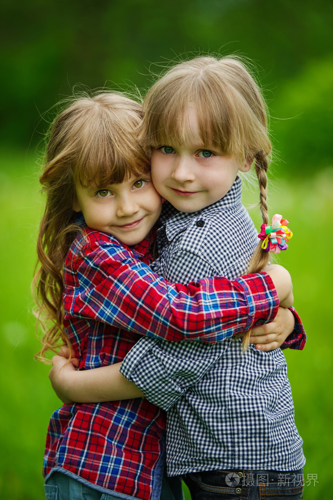 两个快乐拥抱女孩的照片