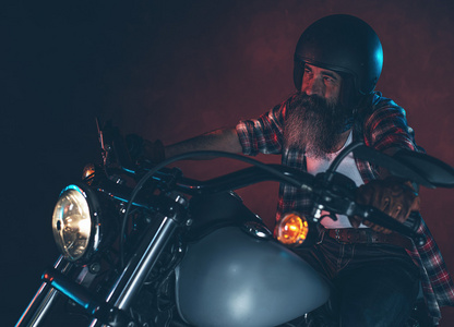 男人的胡须，骑着摩托车头盔