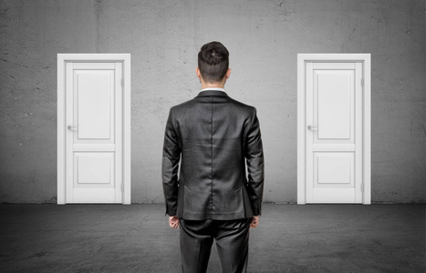 赤裸的胸部英俊的男人,肌肉松弛,站在半转身的手在臀部十几岁的小学生