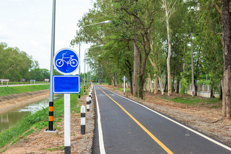 沥青自行车路的路标