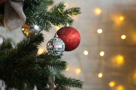 一棵圣诞树上的球的特写镜头