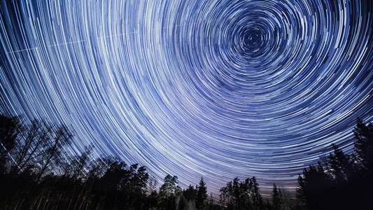 美丽的 startrails 在夜空