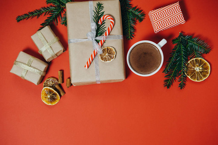 圣诞节的概念。热巧克力冷杉树, 礼物, 糖果手杖