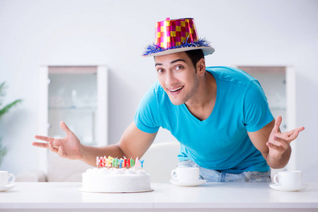 在家里的年轻人独自庆祝生日