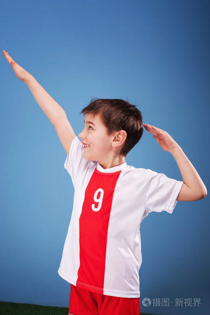摆姿势的年轻足球运动员