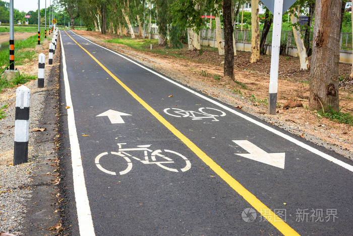 沥青自行车路的路标