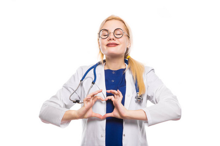 年轻女医生显示心脏标志被隔绝在白色背景上