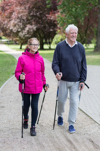 老年夫妇做北欧步行