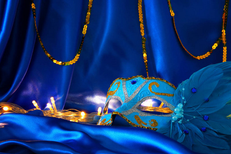 蓝色丝绸背景下的高雅威尼斯面具形象