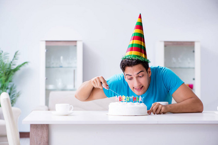 在家里的年轻人独自庆祝生日