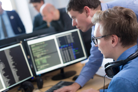 启动业务,工作在桌面计算机上的软件开发人员照片