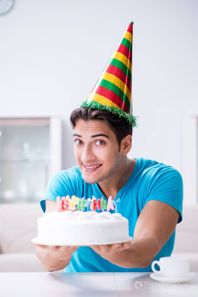 在家里的年轻人独自庆祝生日