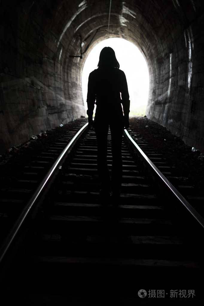 在隧道尽头的人