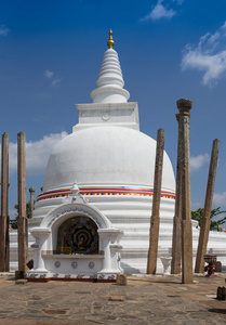 后面的 Rankoth Vehera，最大的佛教佛塔